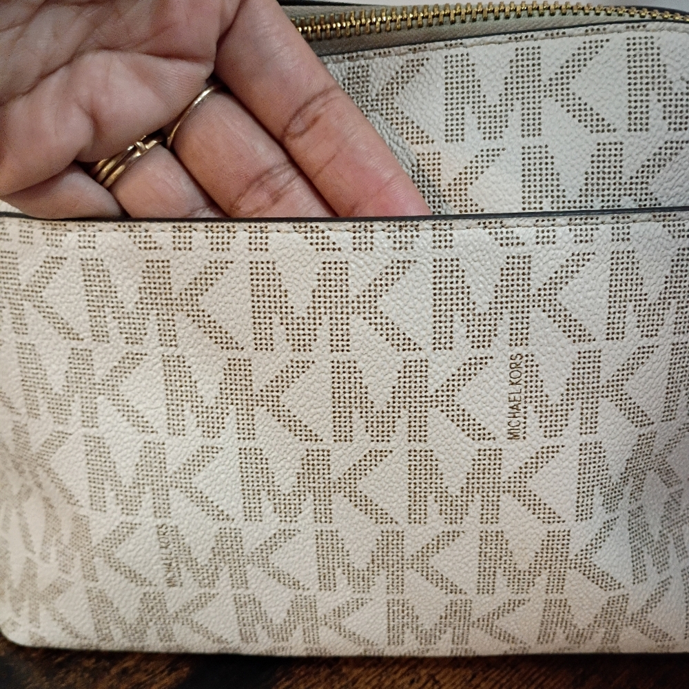 Michael Kors, EUC, Women's, Monogram Crossbody Bag with Gold Chain - Picture 5 of 10